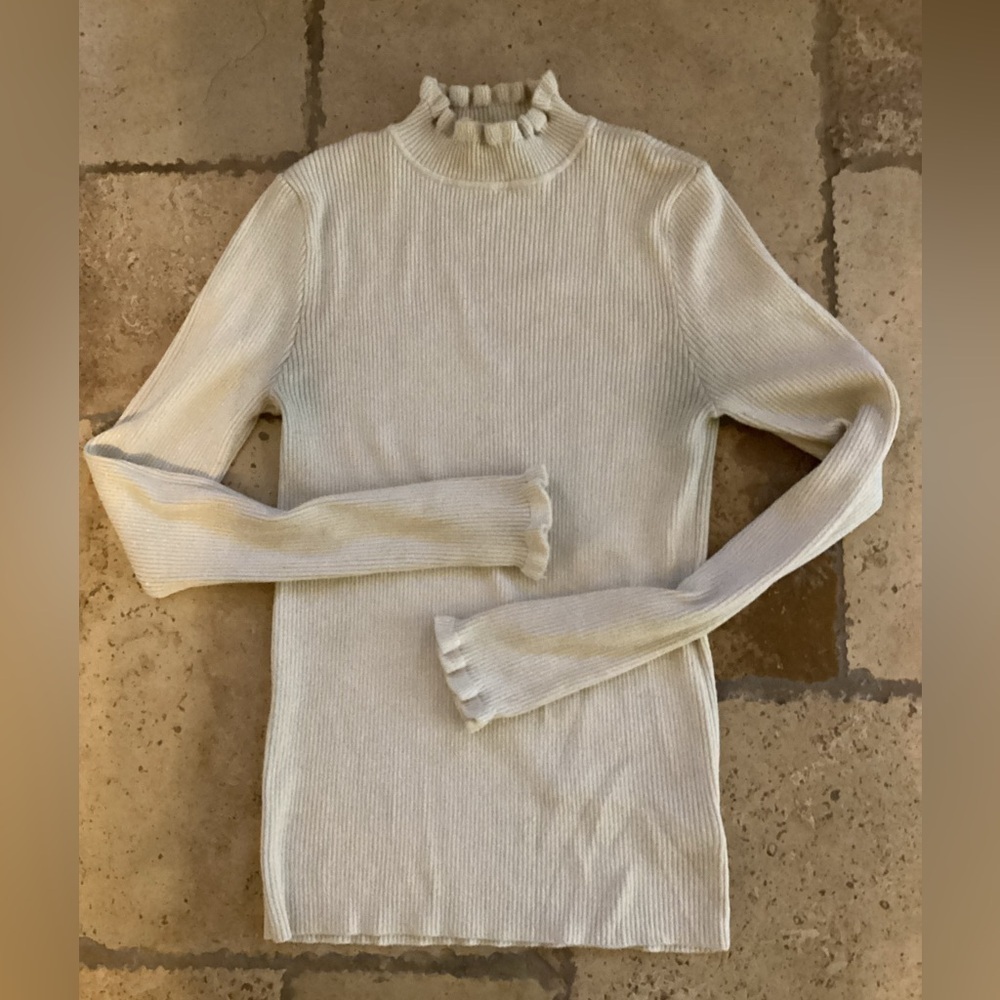 Express sweater turtleneck sweater-SZ M
PIT TO PIT 12”
Length 22”
Sleeve 24”